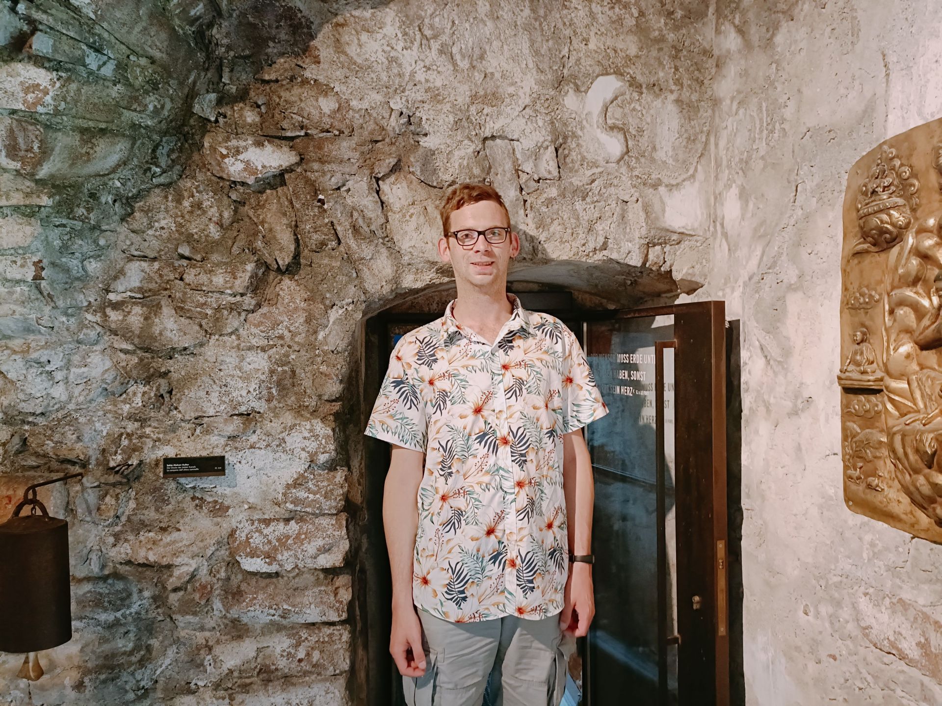 Foto van Alexander van de Mheen: Lang zijn heeft in Italië ook zo zijn nadelen. Tijdens een bezoek aan een Alpen museum erachter komen dat de gangen tussen ruimtes niet voor lange mensen (1.98 m) gemaakt is